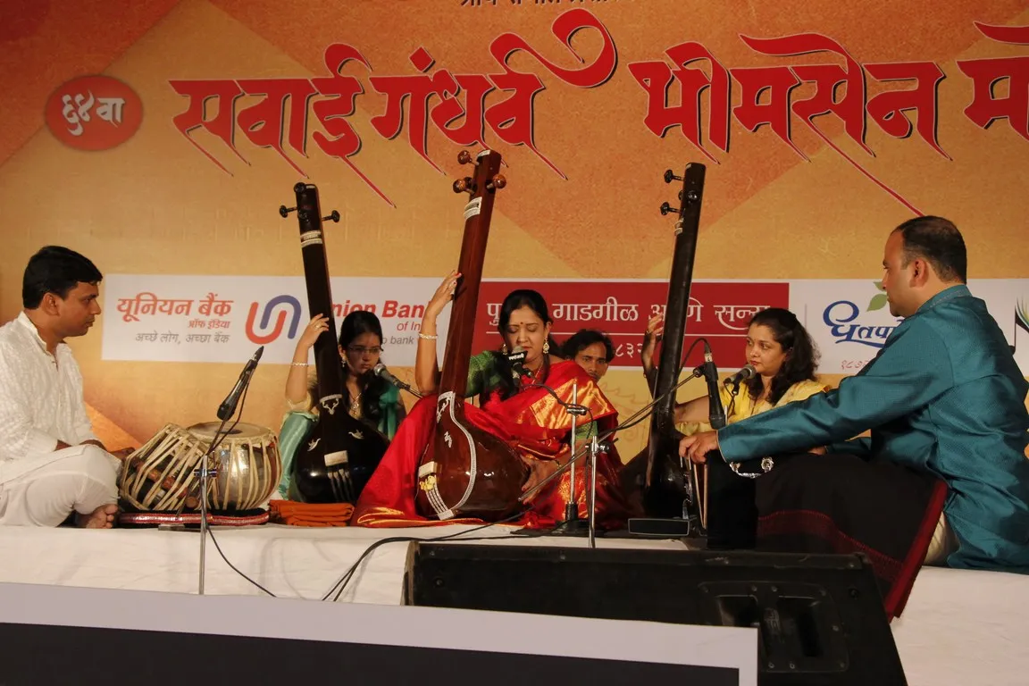Accompanying Manjiri Taai in Savai Gandharva Bhimsen Mohotsav Pune.Q_hX3iSf