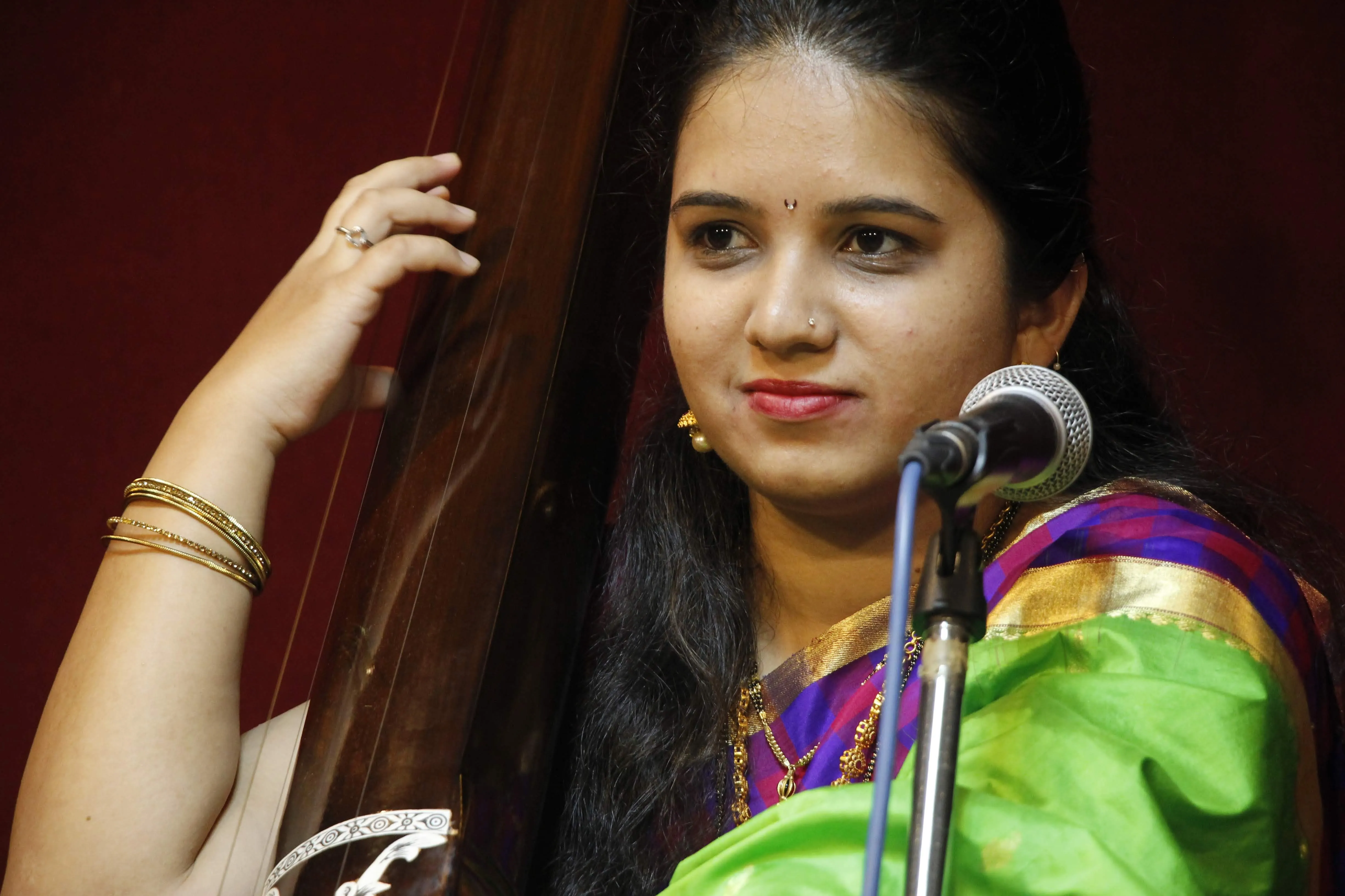 Devashree With Tanpura.BXk7iV83