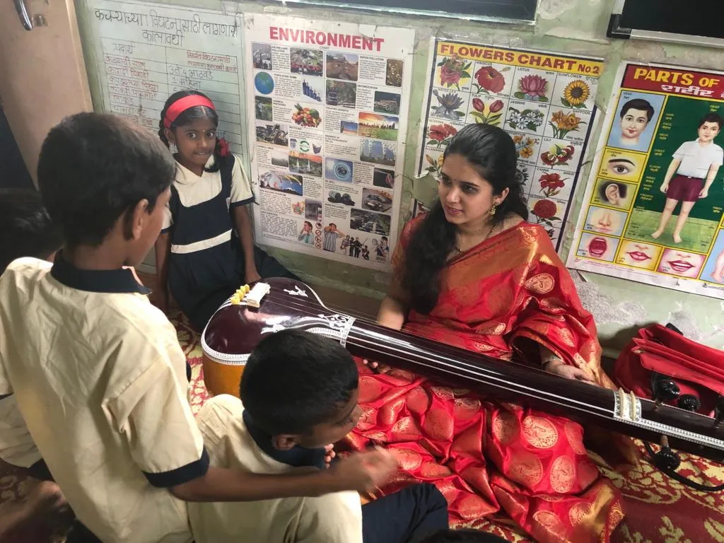 Interaction with children after session 2019.DYDwv-5j